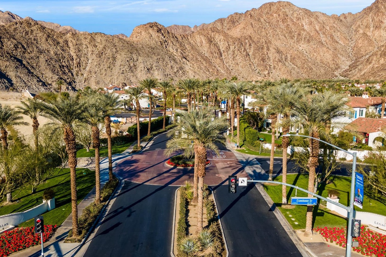 LV034 Cozy upstairs studio in Legacy Villas, prime location