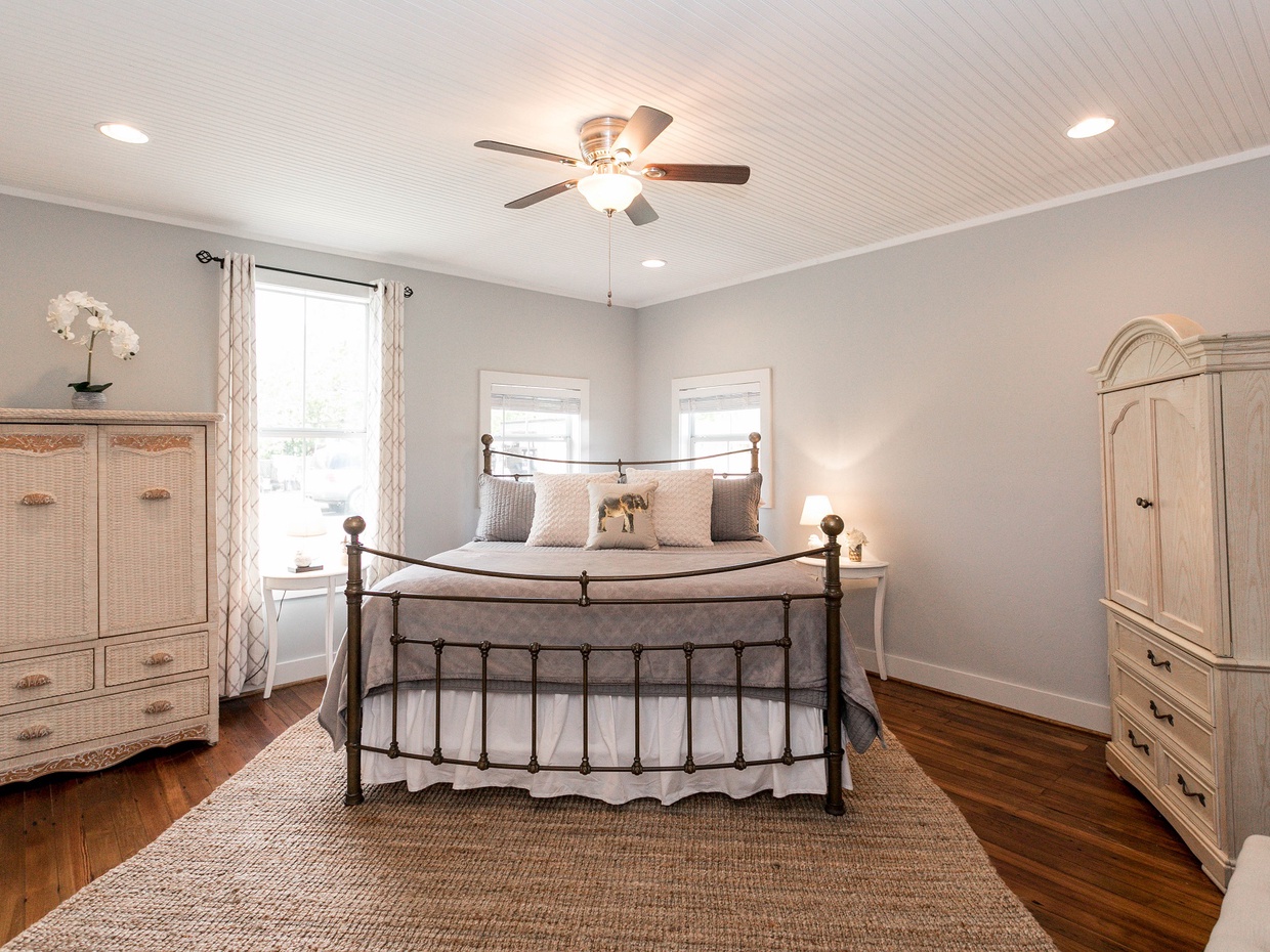 Master bedroom downstairs (King bed)