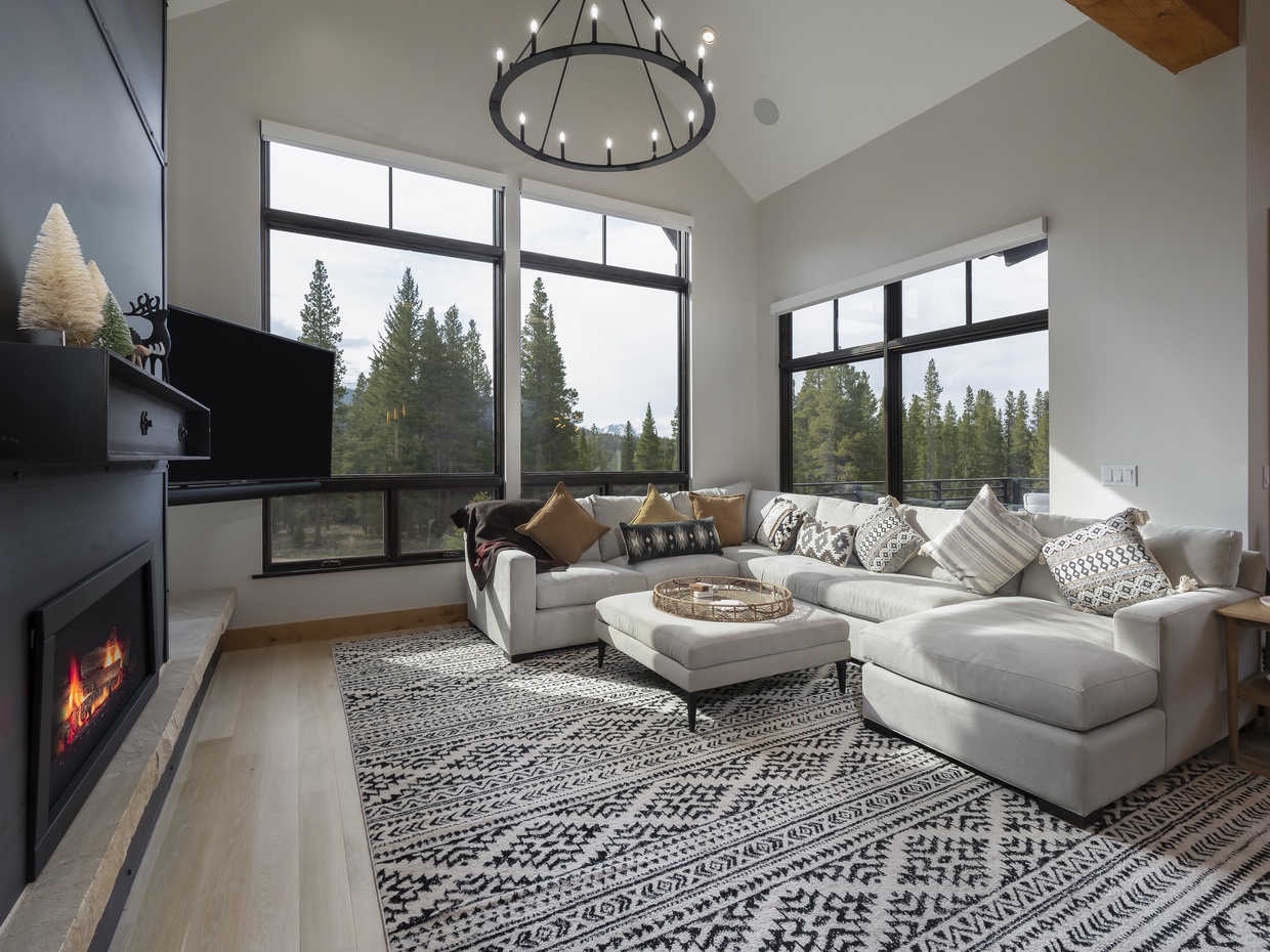 Great room with high ceilings looking out over Peak 8