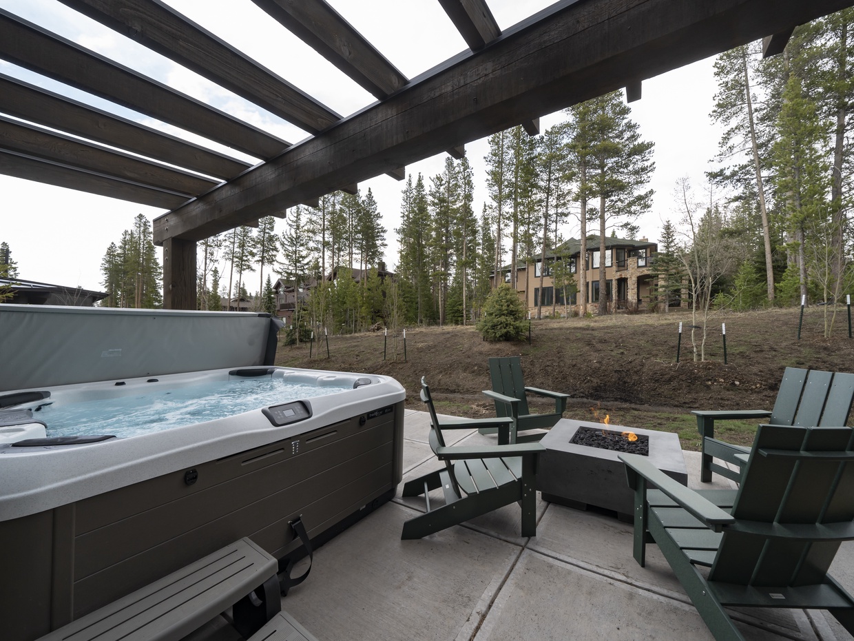 Hot tub and fire pit on the back patio