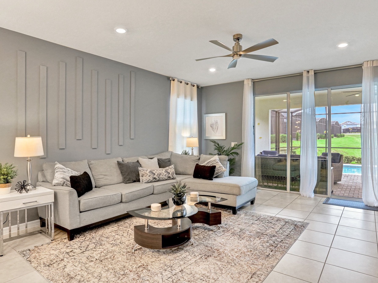 1st floor living room with TV & Mini bar