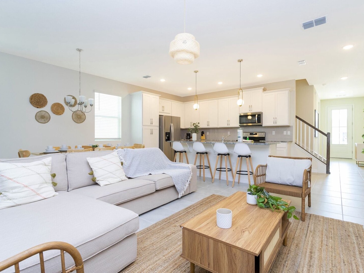The house perfectly integrates the kitchen, living room and dining table.