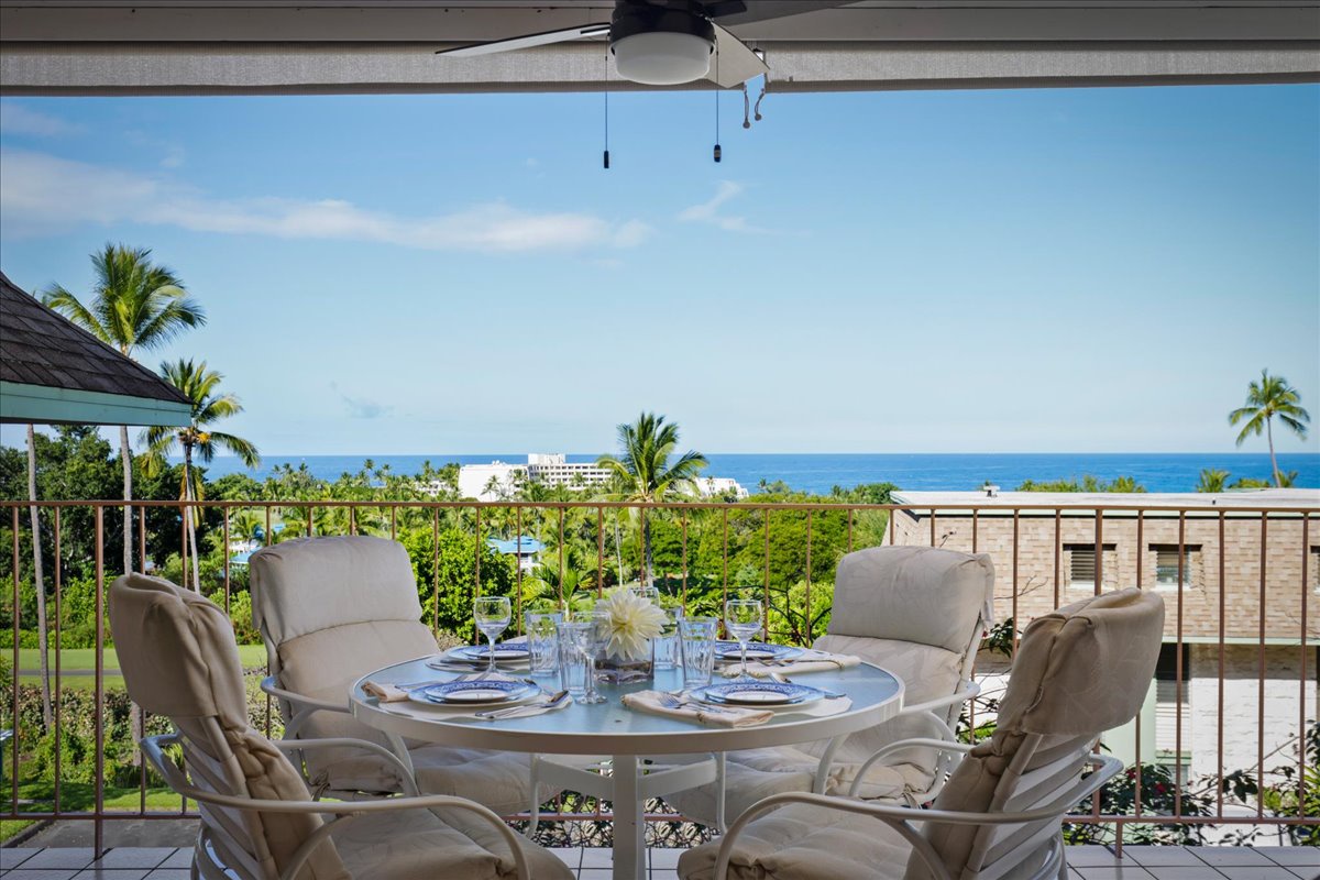 Oceanview Lanai Dining
Relax on your private lanai with panoramic ocean views, tropical breezes, and cushioned seating for four — perfect for morning coffee or sunset dinners.