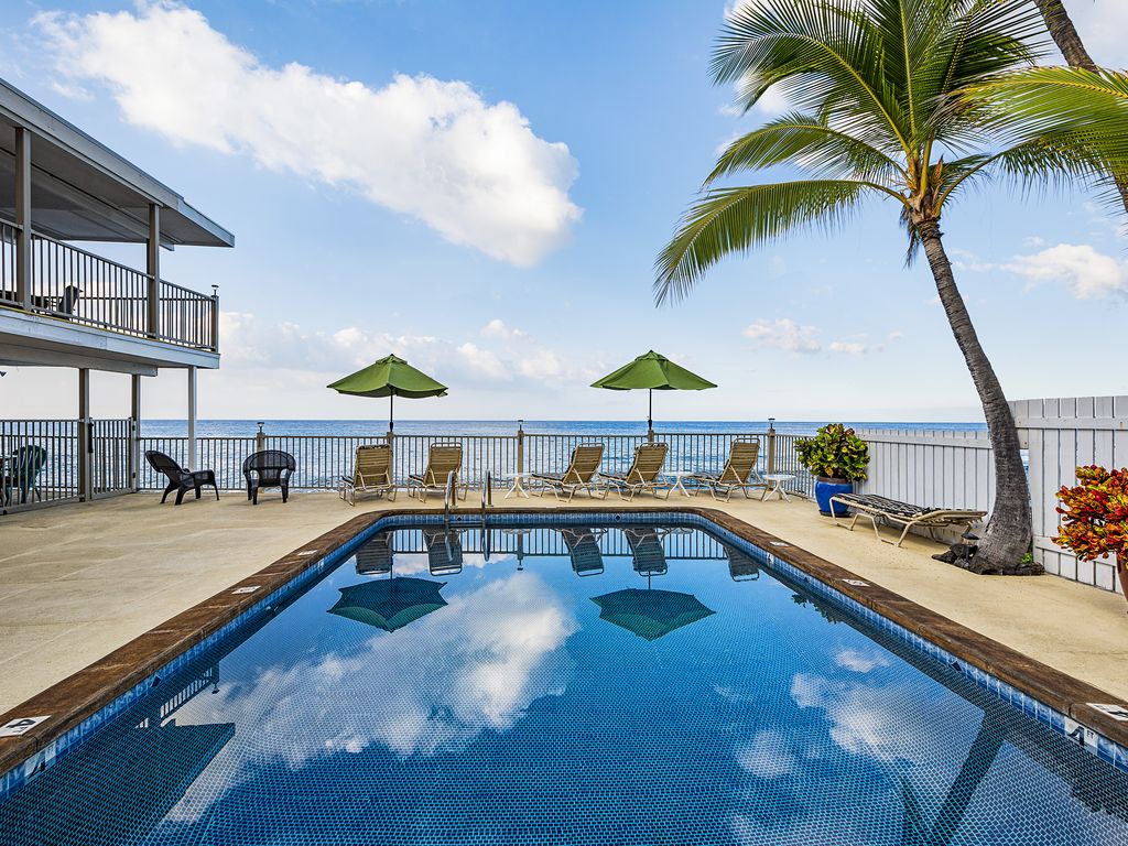 Relax beneath the palms and take in panoramic ocean views from the sparkling pool deck at Hale Lani. With lounge chairs, umbrellas, and the surf just beyond the gate, it’s the perfect spot to soak up the sun, cool off with a swim, or enjoy sunset skies over the Pacific.