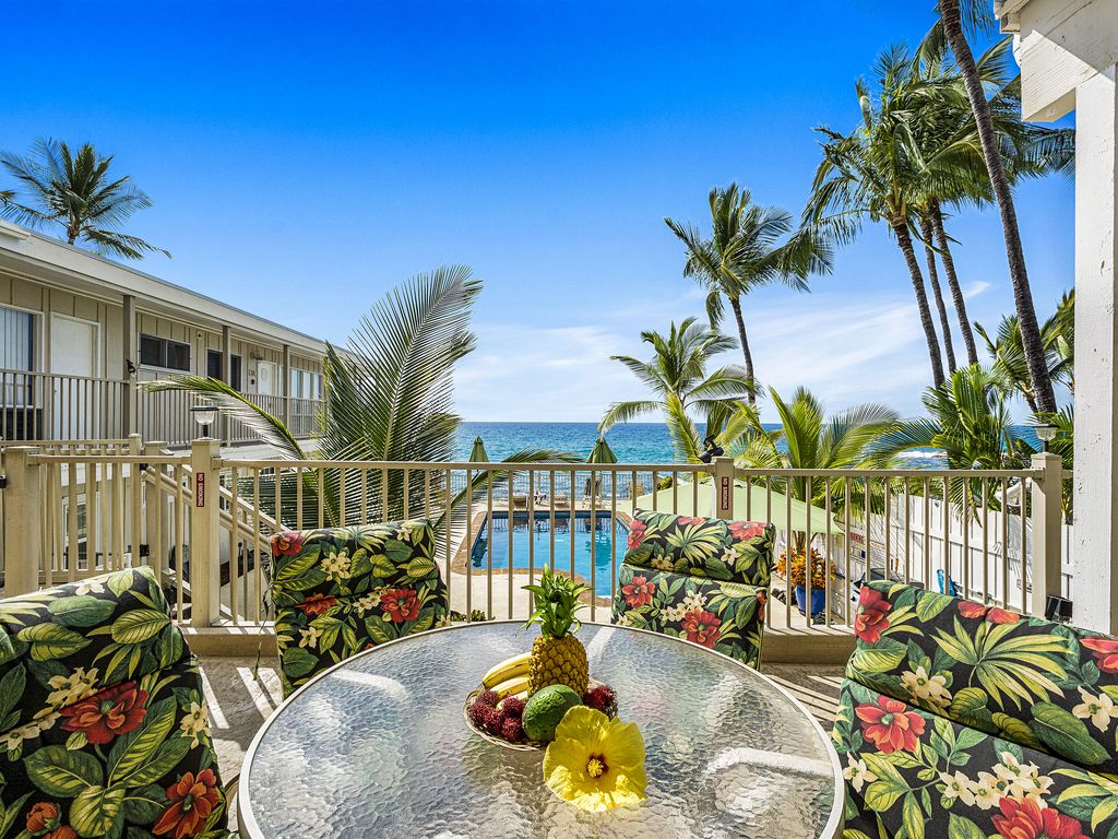 Start your morning on the lanai with fresh Kona coffee and tropical fruit as you take in views of the oceanfront pool and swaying palms. The perfect spot to relax, dine, or unwind beneath the warm Kona sun.