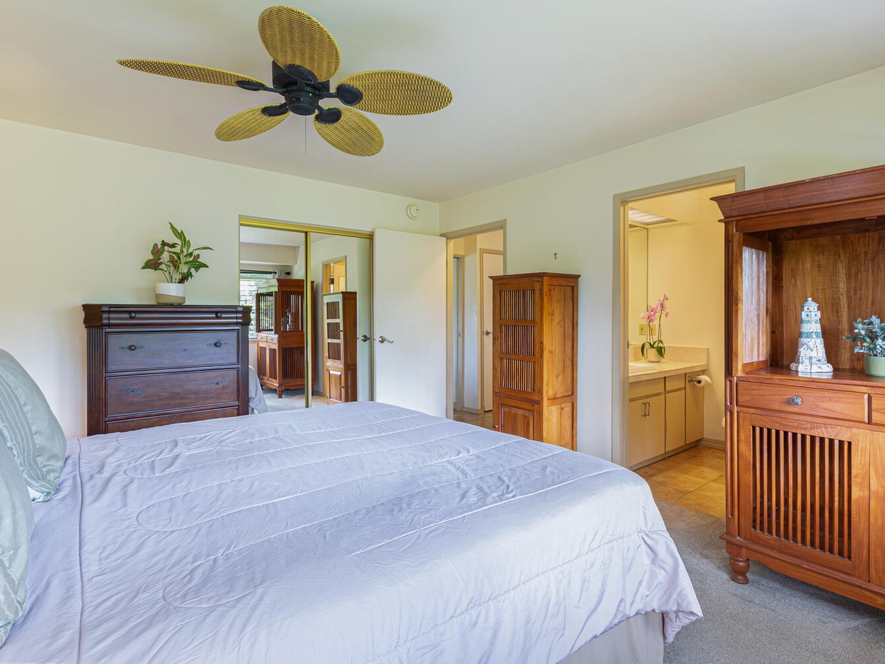 The private ensuite bathroom in each bedroom is a nice touch of luxury. Since both bedrooms have their own, you won't have to share your bathroom time or wait in line for the shower each morning!