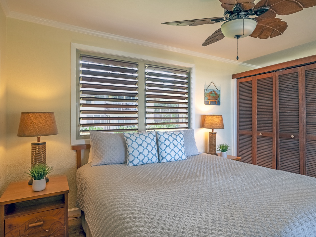 Hanalei Colony Resort I1 | king bedroom