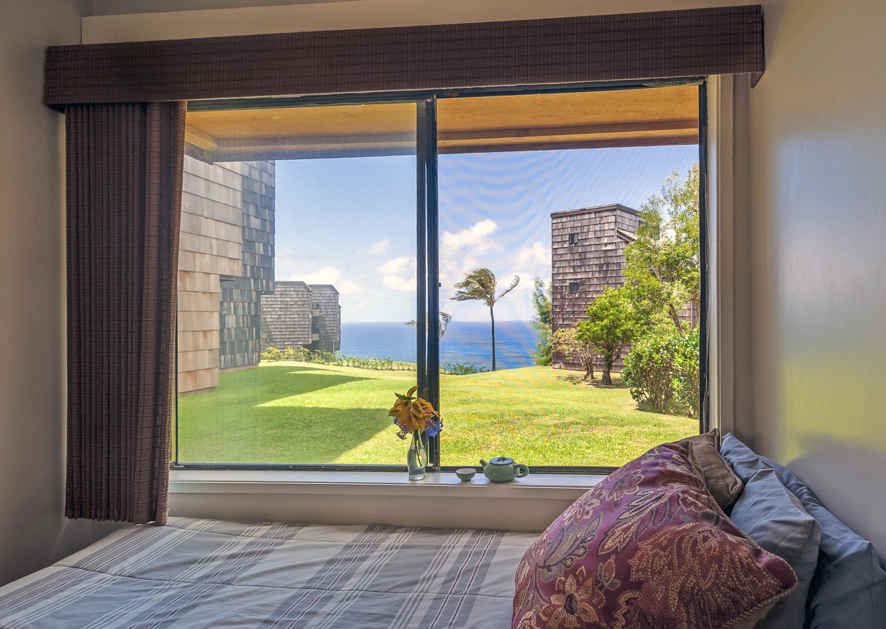 Ocean view daybed at Sealodge F1