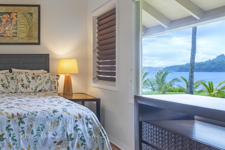 Ocean-facng queen bedroom