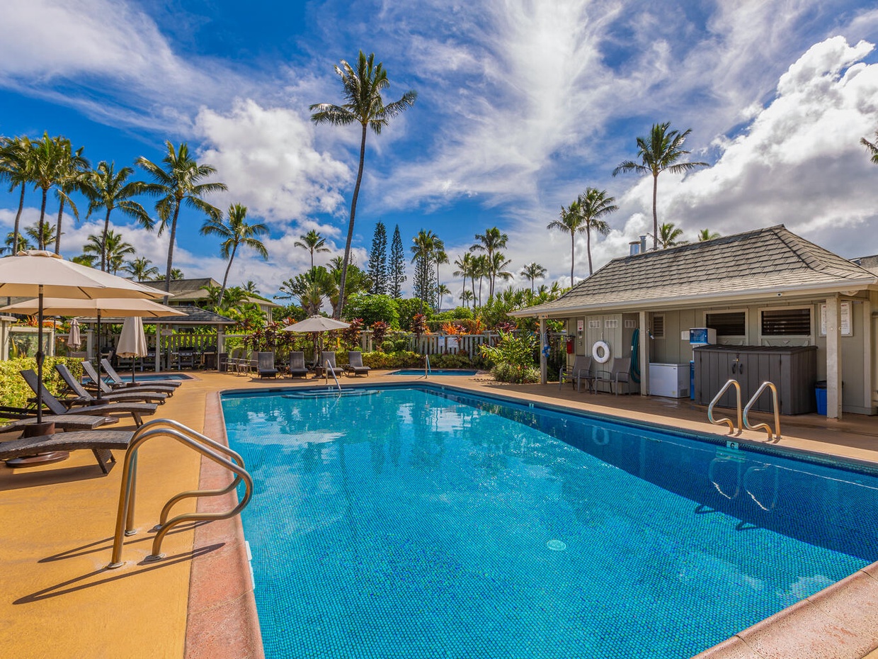 The complex pool at Alii Kai is crystal clear. heated so you can enjoy it in all weathers, and has an adjoining hot tub for some true relaxation.