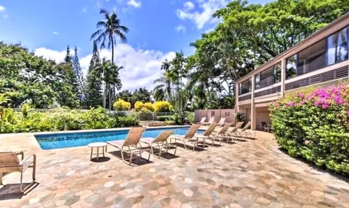 The pool and clubhouse at the Pali Ke Kua complex. There's plenty of sun loungers to stretch out on, as well as a hot tub, and on site bathrooms.