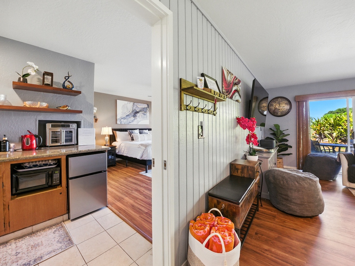 Pali Ke Kua 131 can be rented individually as a studio apartment, or in conjunction with the next door unit 132 as a 2br/2ba condo. This view shows 131 on the left, as seen from the entry way/living area of next door 132!