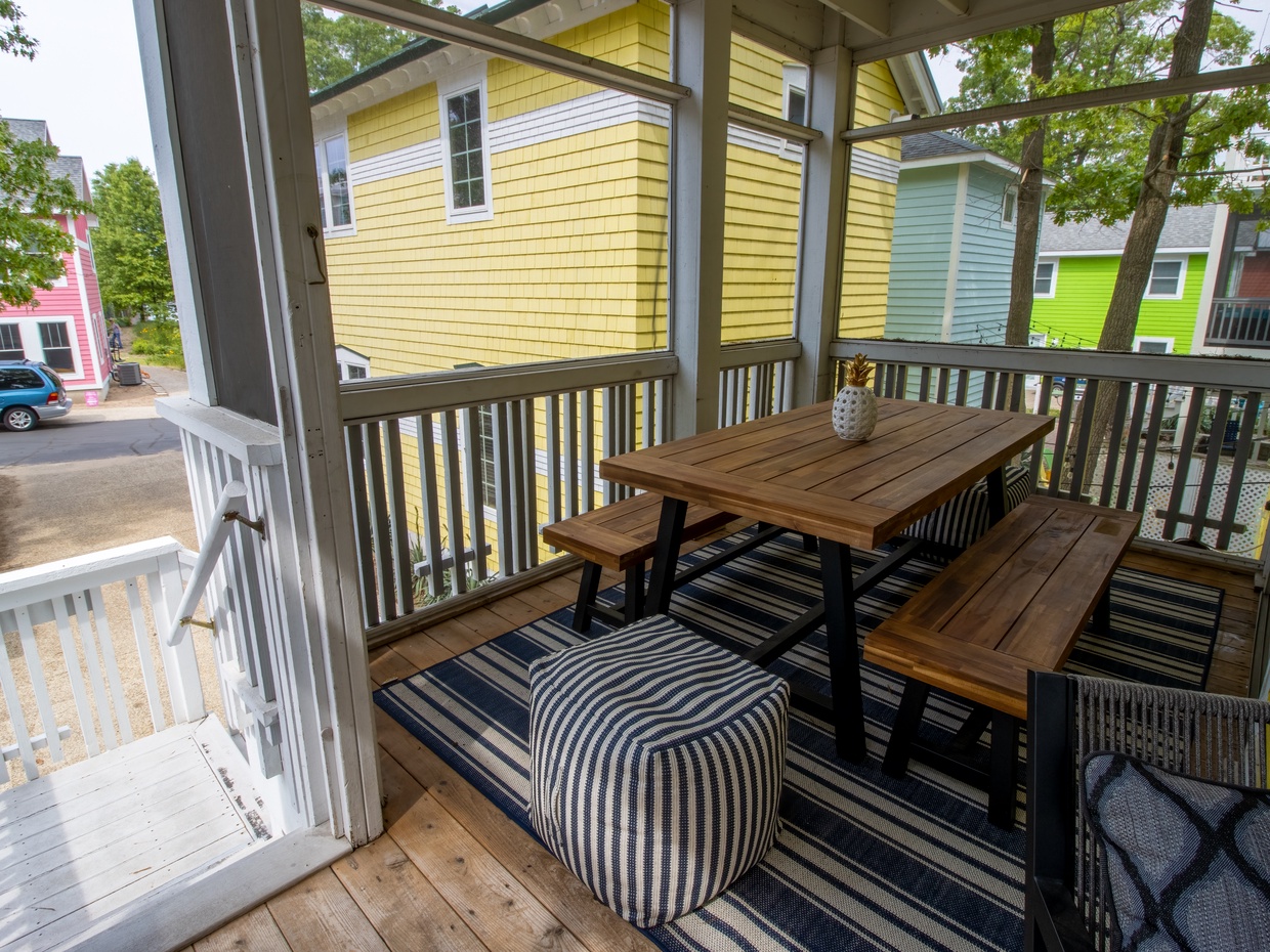 Outside Living | Screened in Porch