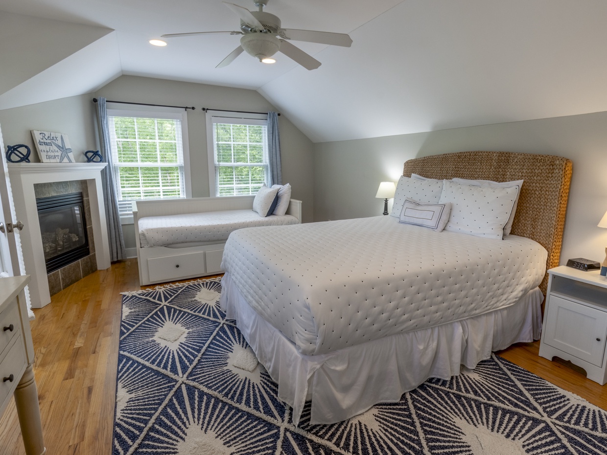 Second Level | Bedroom 2 | Queen | Twin
