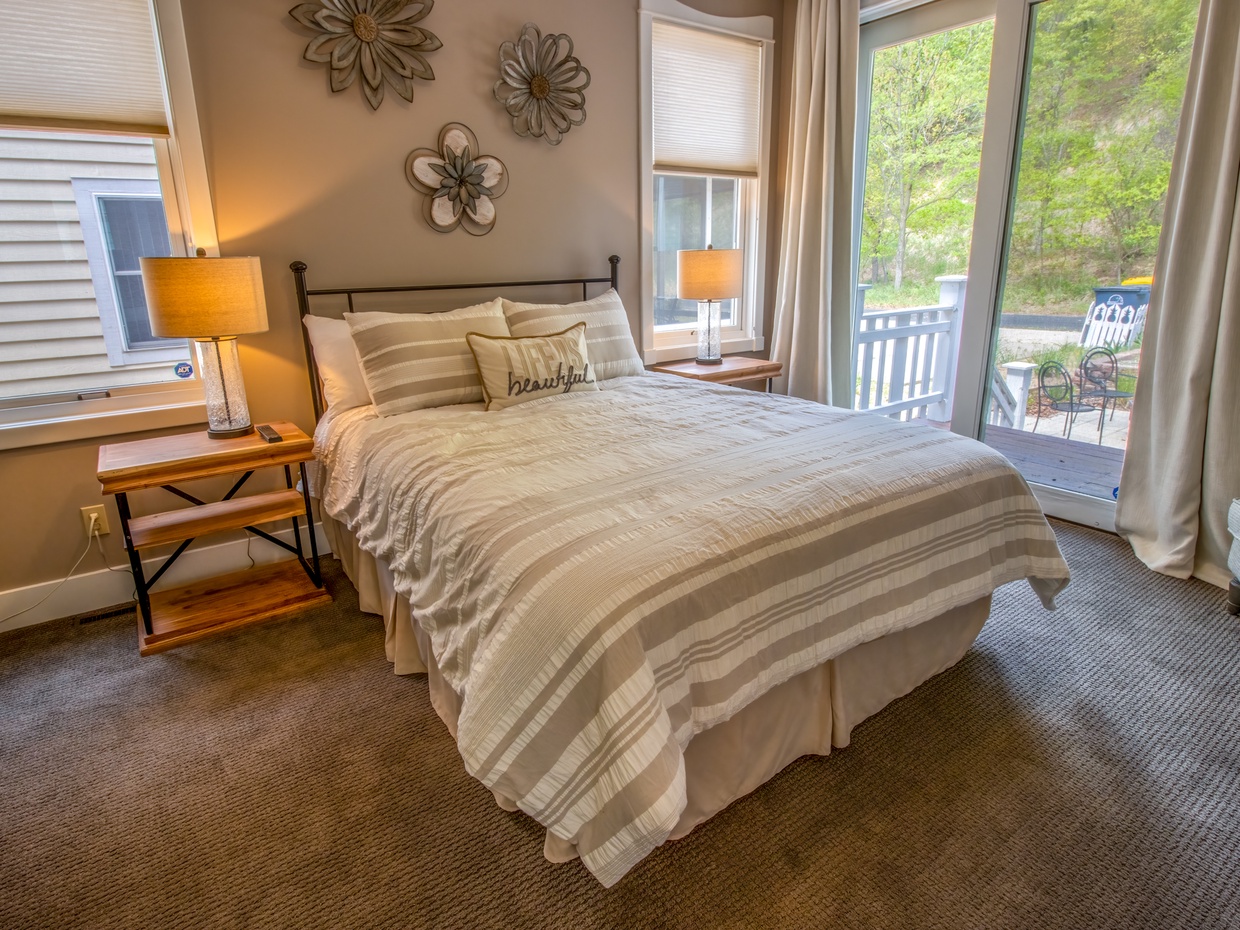 Main Level | Bedroom 1 | Queen