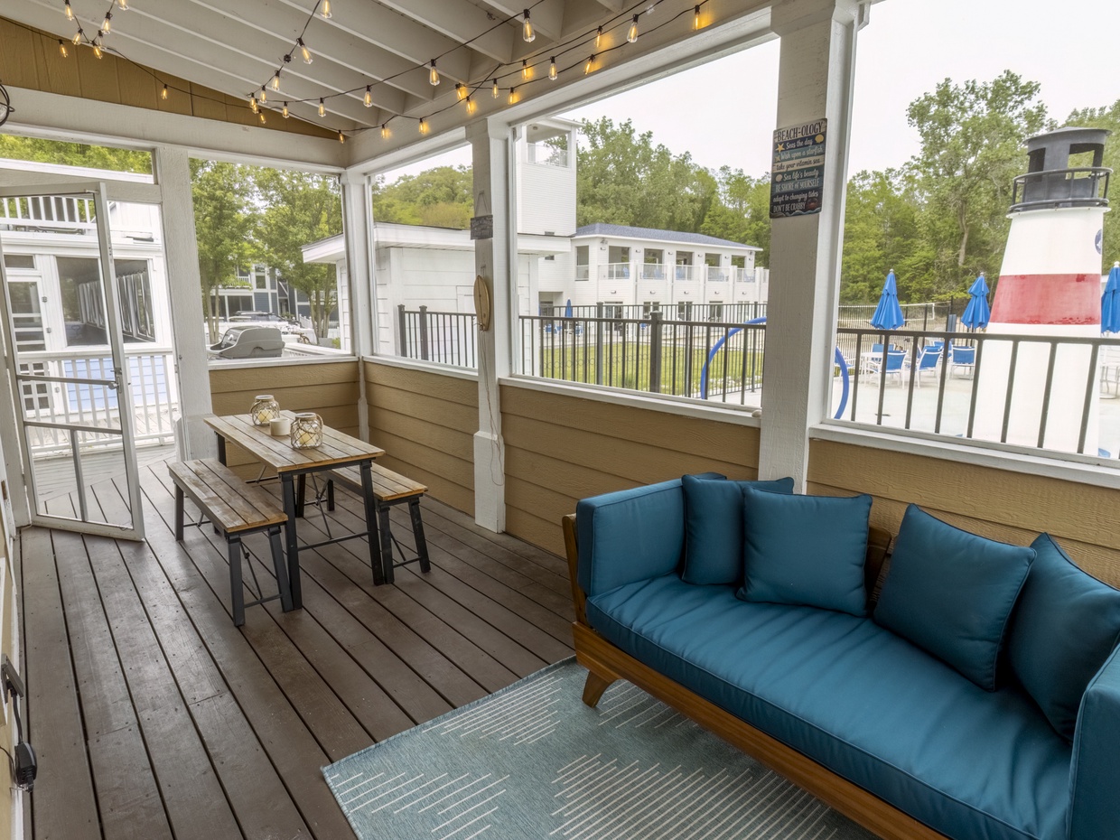 Main Level | Screened in Porch 