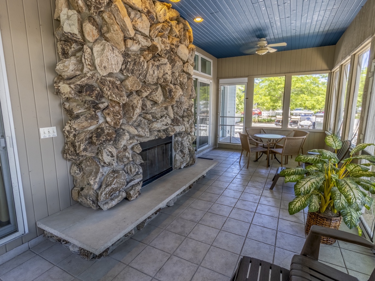 Main Level | Screened in Porch