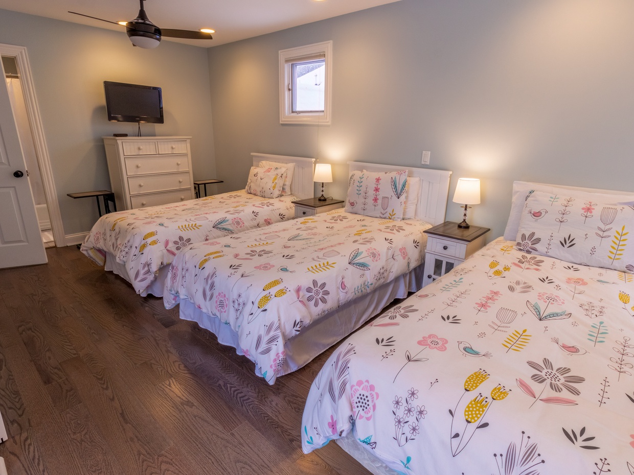 Second Level | Bedroom 2 Two Twins with Queen Bed