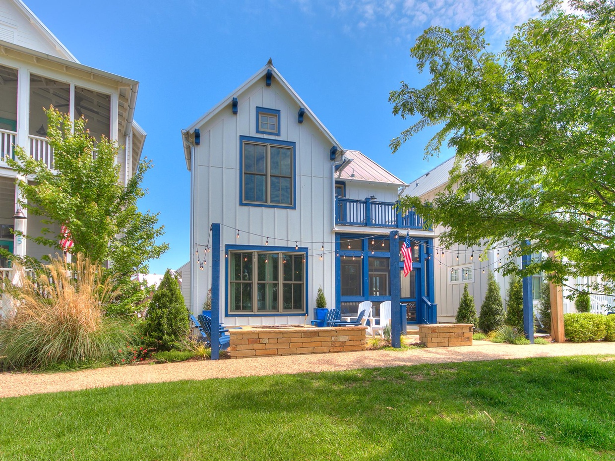 View Carlton LandingBed White and Blue A Carlton Landing Vacation Rental