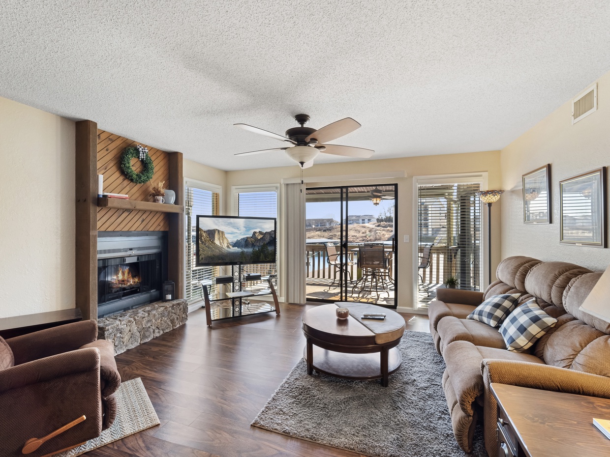 LAKEVIEW LIVING ROOM