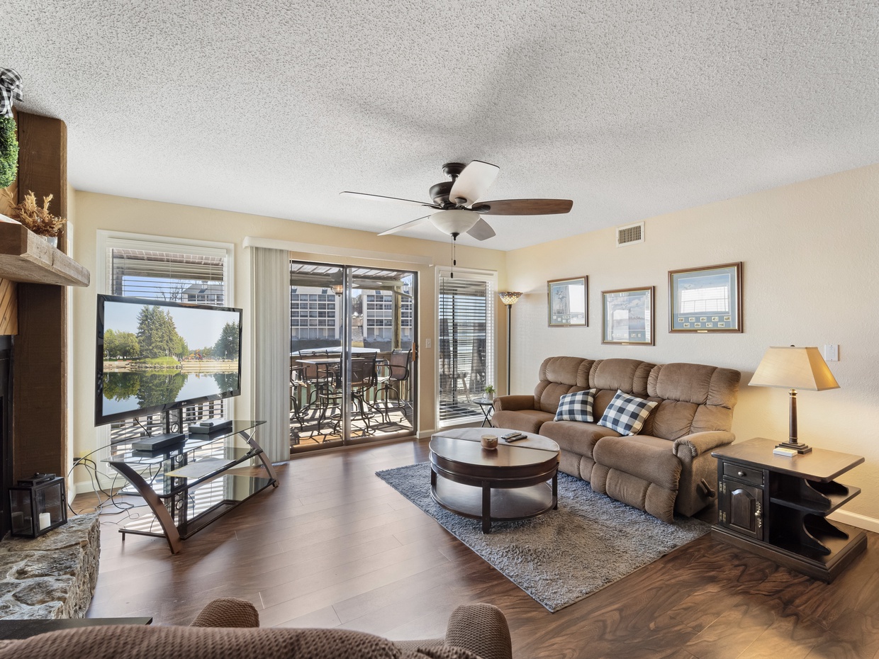 LAKEVIEW LIVING ROOM