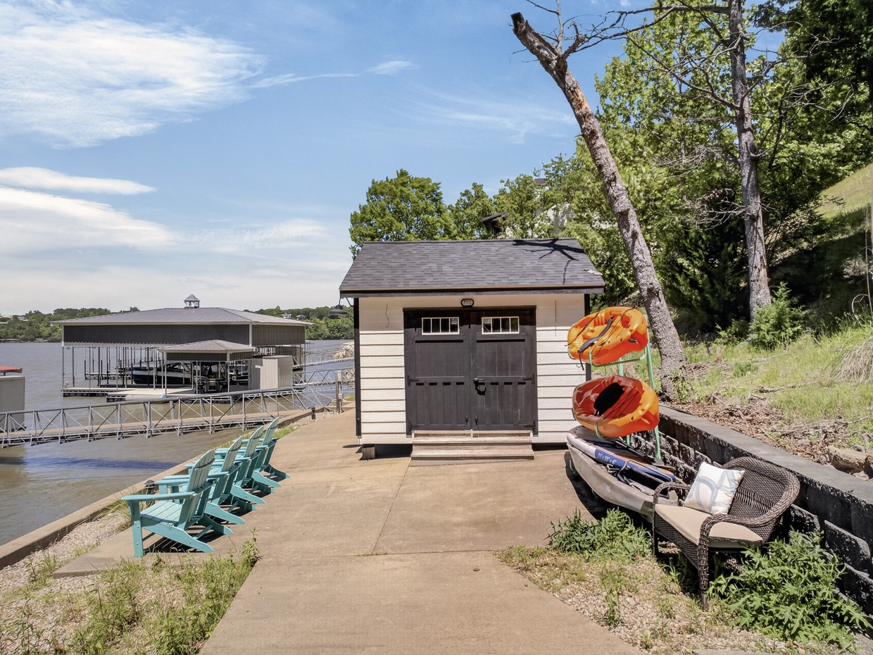 LAKESIDE TIKI BAR