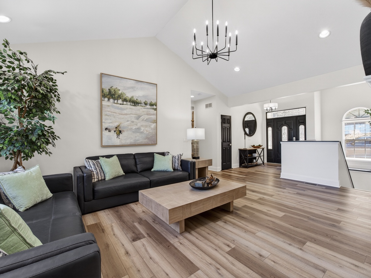 LAKEVIEW LIVING ROOM