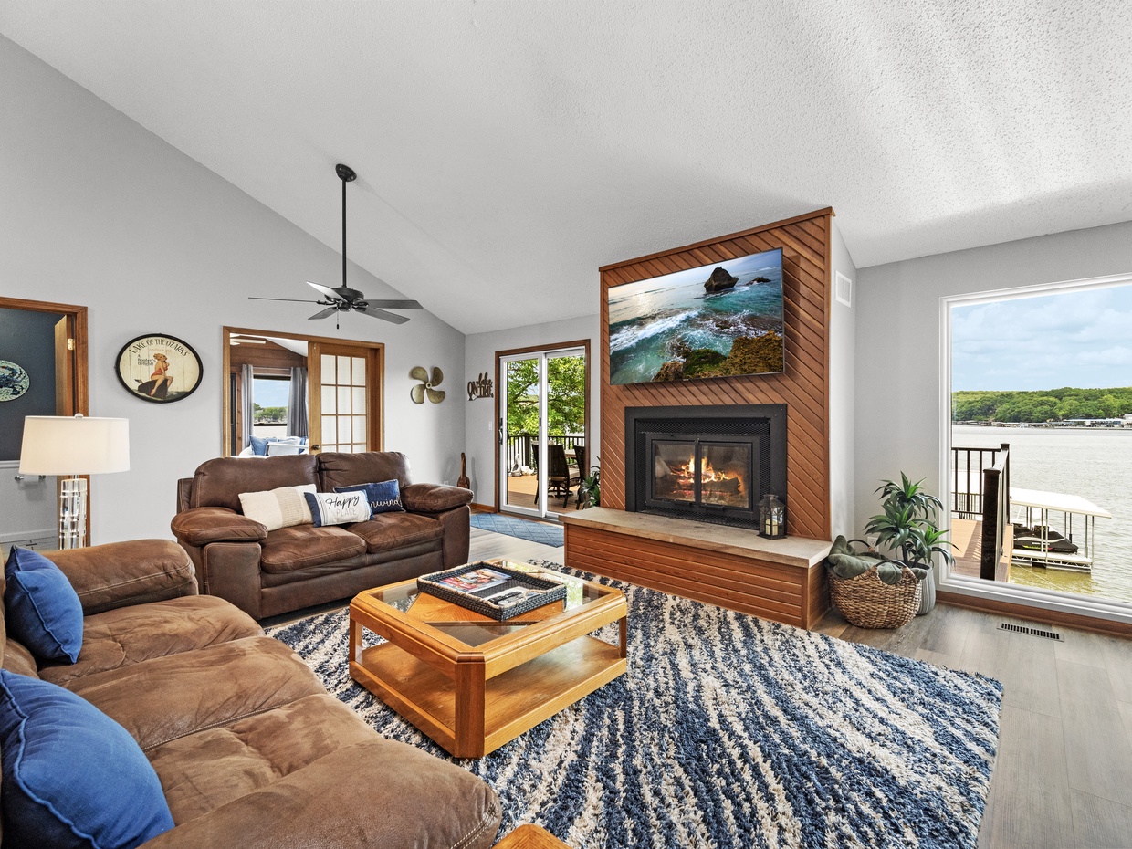 LAKEVIEW LIVING ROOM