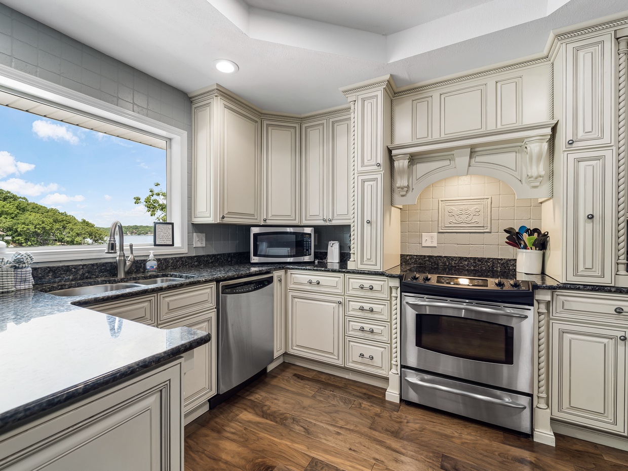 Kitchen with lakeview