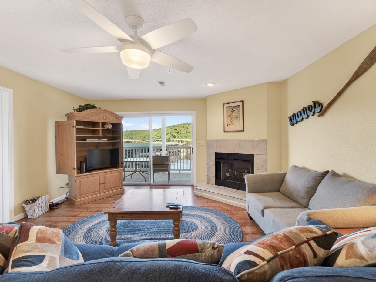LAKEVIEW LIVING AREA 