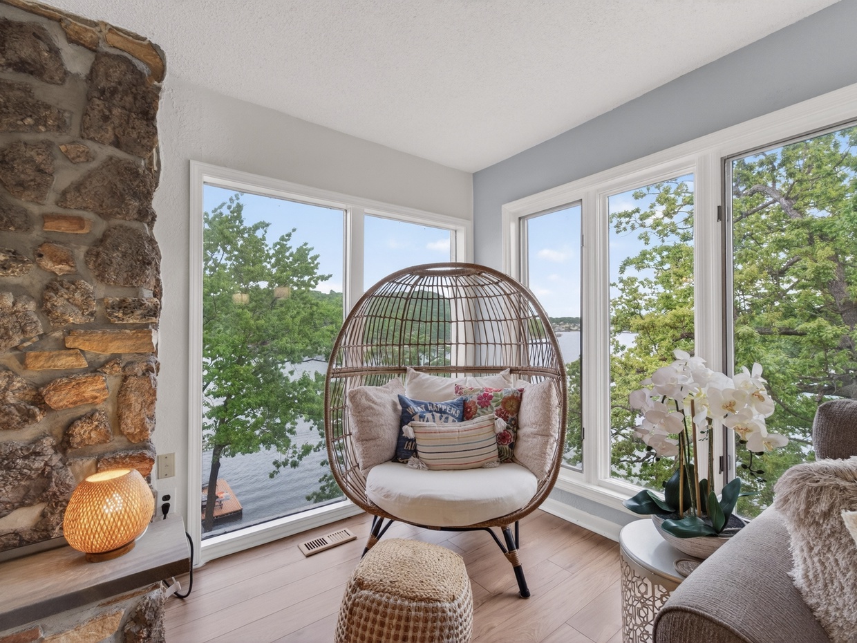 LAKEVIEW LIVING AREA 