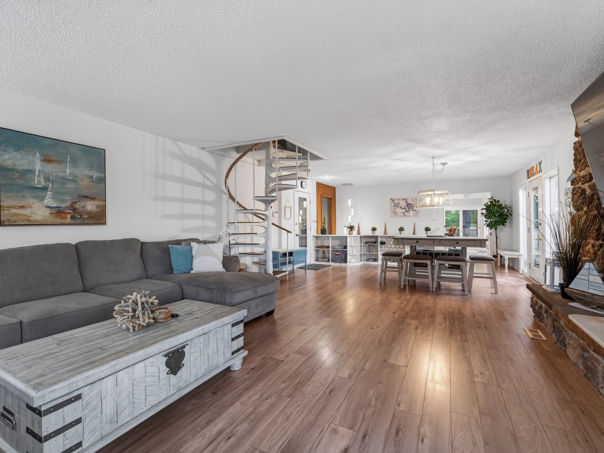 LAKEVIEW LIVING AREA 