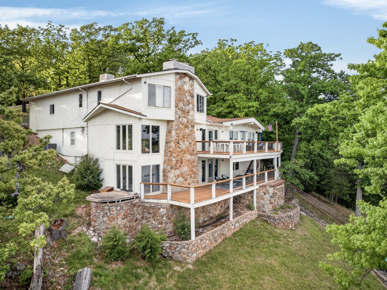 LAKESIDE EXTERIOR