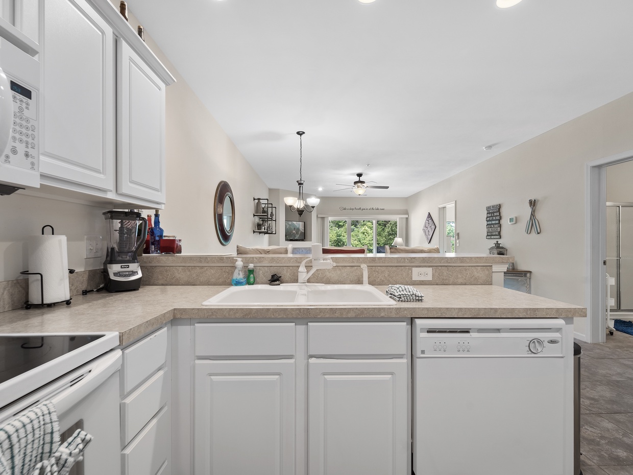 Kitchen with breakfast bar