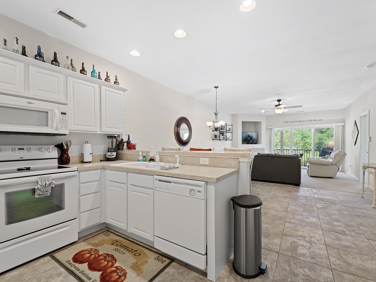 Kitchen with breakfast bar