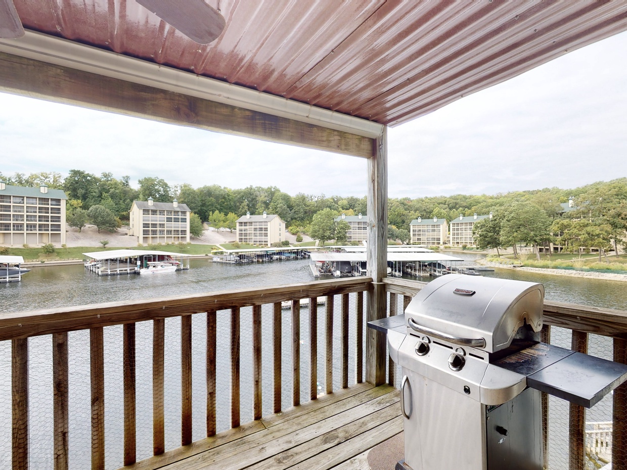 LAKEVIEW DECK WITH GAS GRILL