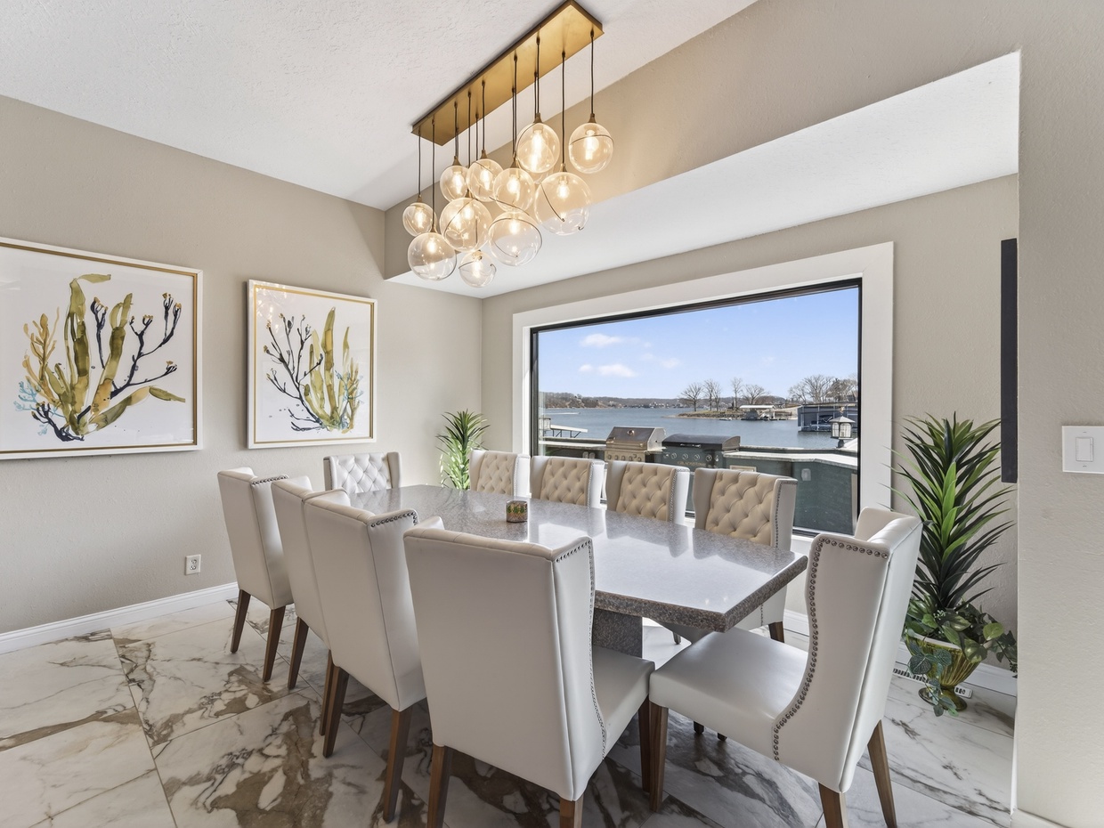 LAKEVIEW DINING AREA