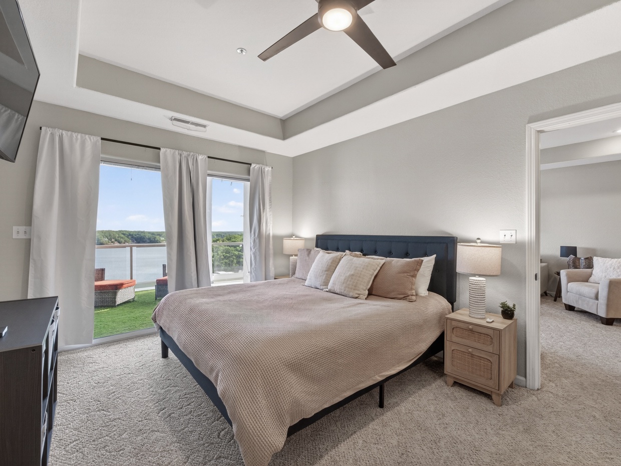 BEDROOM 1 - KING WITH LAKEVIEW
