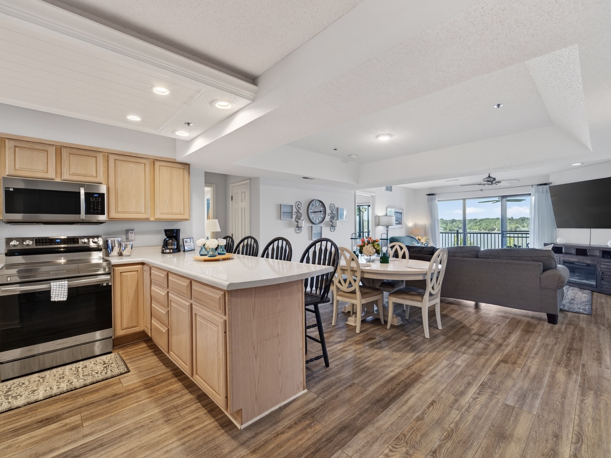 KITCHEN WITH BREAKFAST BAR 