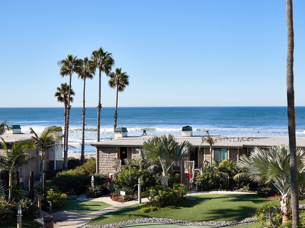 Mesmerizing views of the Pacific Ocean can be enjoyed from the balcony of Turquoise Beach.