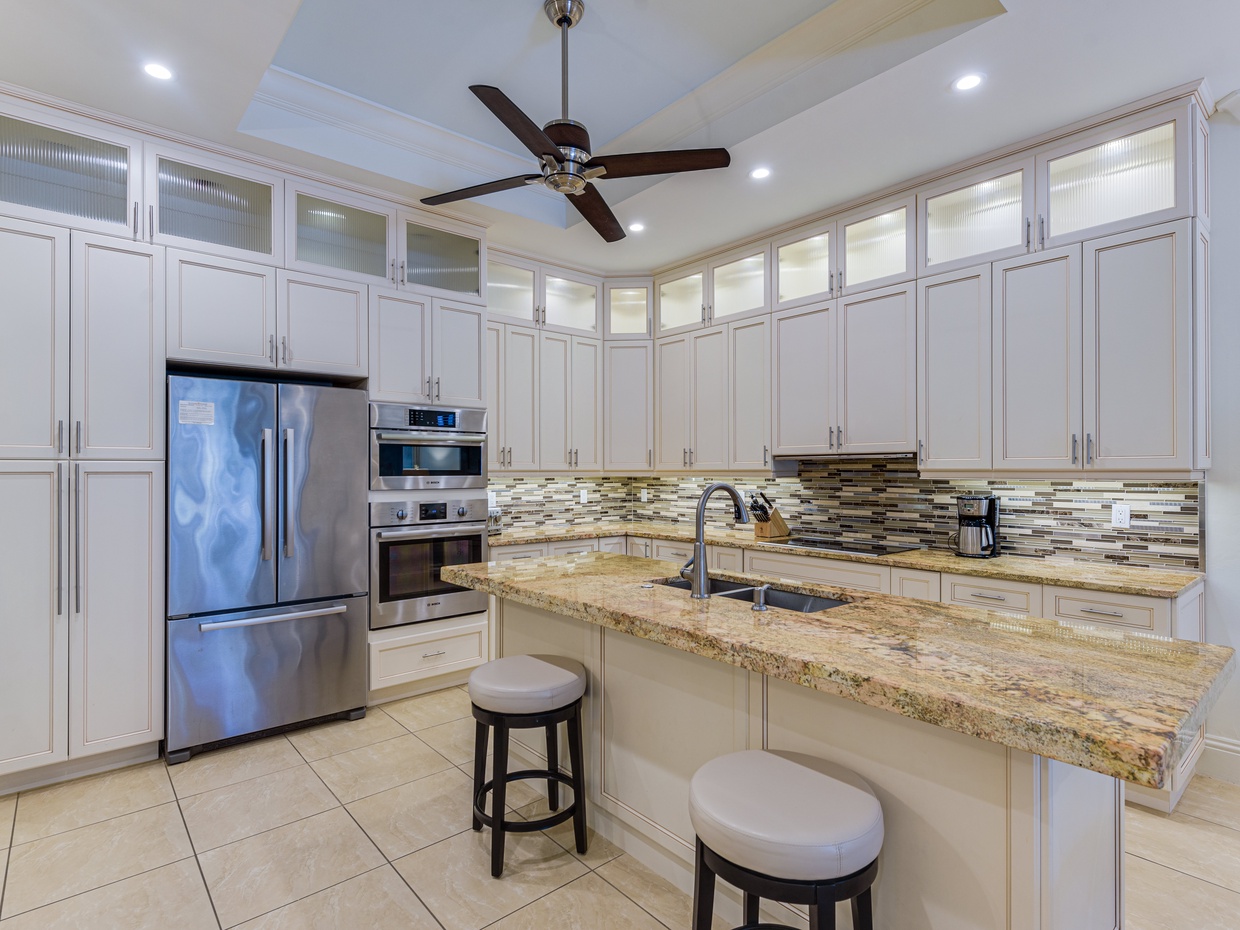 Fully equipped gourmet kitchen + wine cooler