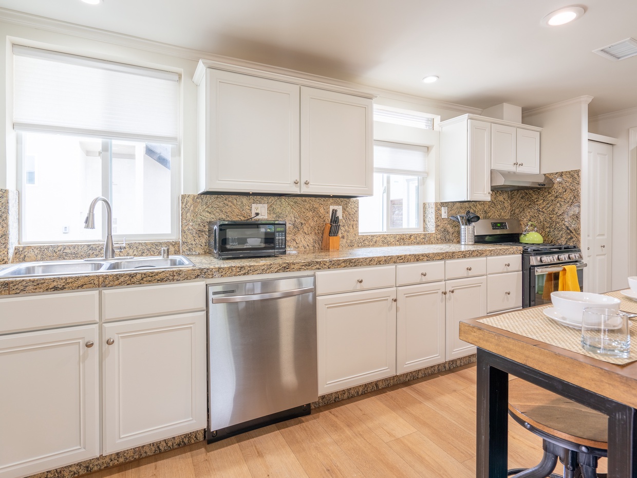 Fully equipped kitchen w/ a breakfast counter. 