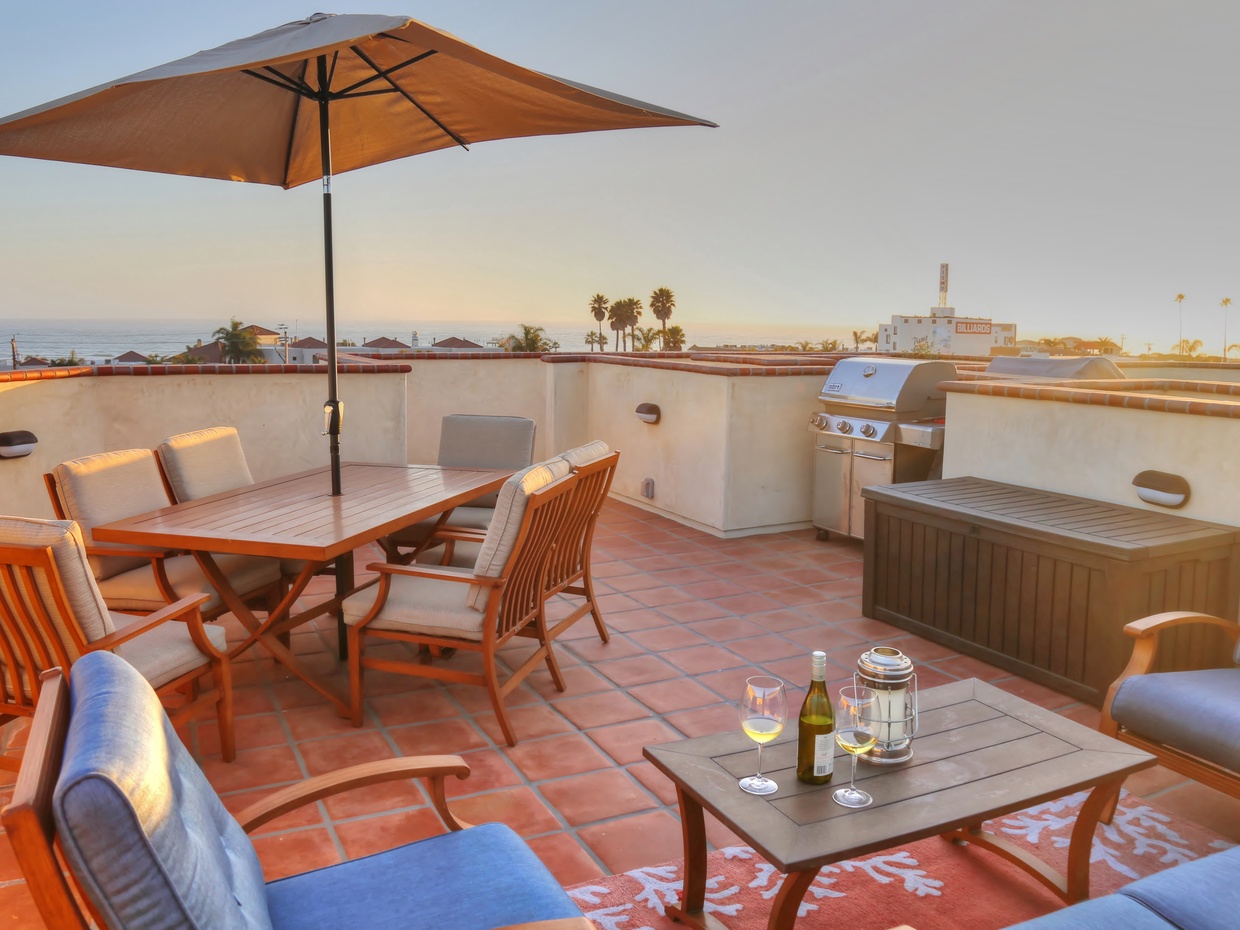 Roof top dining and outdoor seating for six (6+)