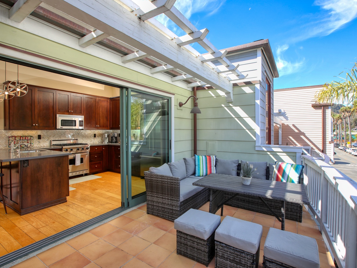 Outdoor enthusiasts will love the natural gas BBQ and the choice of al fresco dining spaces—right off the kitchen or on the upper deck.