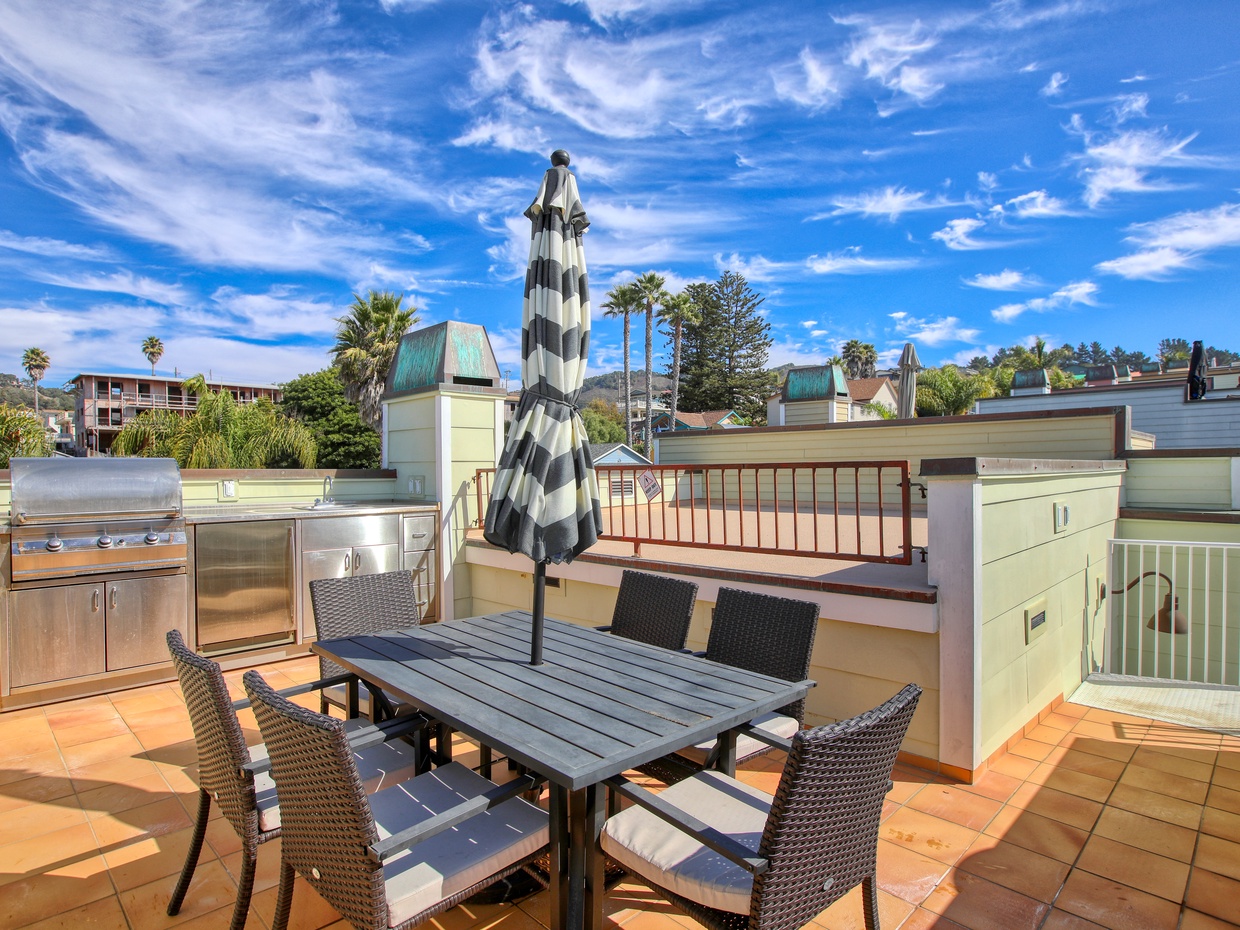 Enjoy breathtaking ocean and mountain views from the rooftop deck, the ideal spot for relaxation or entertaining.
