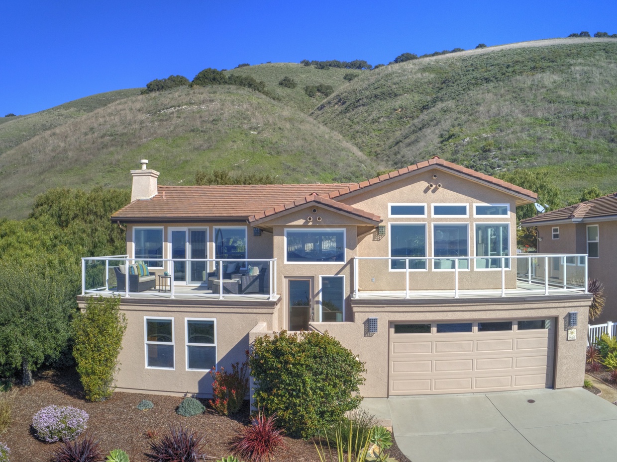 Welcome to Designer Beach Retreat. Nestled in the hills overlooking Pismo Beach and Shell Beach.