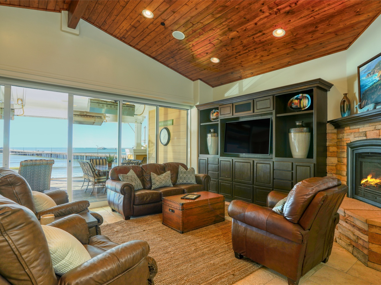 Take in the elements while lounging with friends. As the sun sets over the Pacific, cozy up to the fireside.