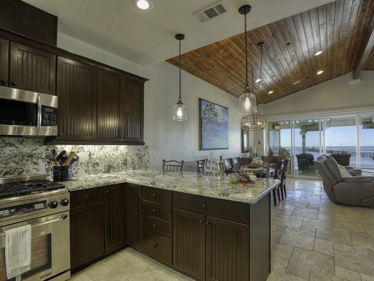 The large, modern kitchen comes fully equipped with pots, pans cutlery and more. Host your own crab feast. Fresh fish can be purchased from the Old Sea Port.
