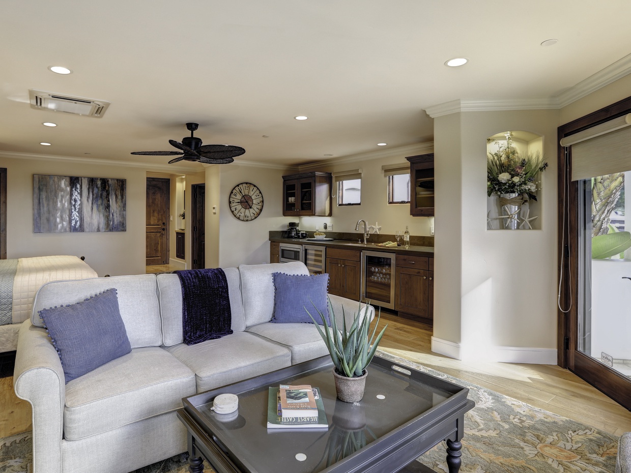 Enjoy open concept living in this adorable studio casita just minutes from the Avila beachfront.