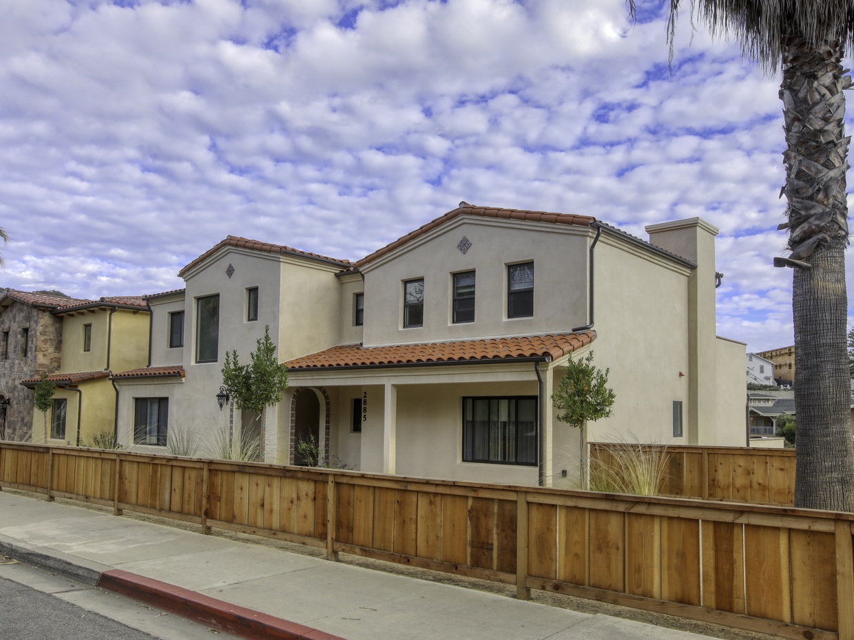 We are so glad you are here at Casa Blanca, Avila Beach. This listing is for a twin home with 7 bedroom suites. Each bedroom has a king bed, fluffy white linens and SmartTV. Most suites are ensuites.